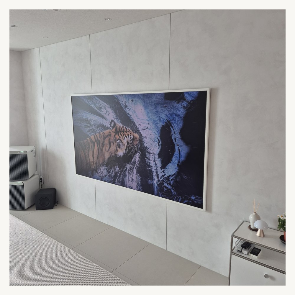 장식장 폭과 TV 좌우 여백을 비교합니다